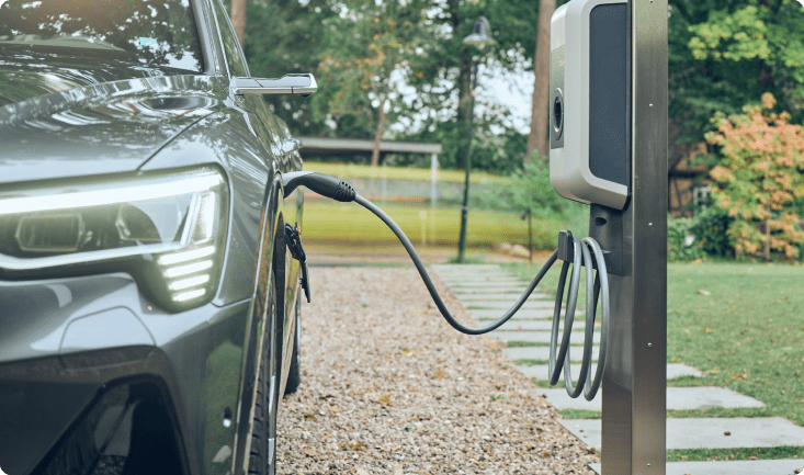 EVIGO® - Ein Auto wird an die Elektroladestation eines neuen Zuhauses angeschlossen.